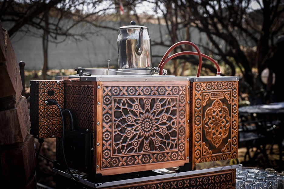 Farklı kahve çekirdekleri ve çay yapraklarının sergilendiği bir kompozisyon.