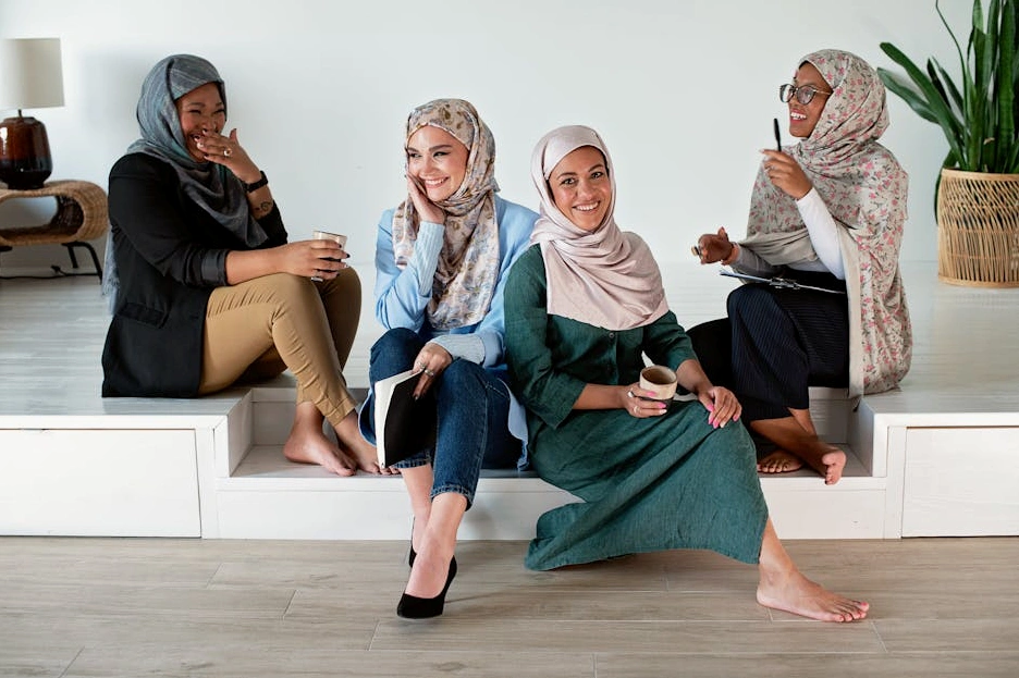 Aroma Dükkanı ekibinin bir toplantıda kahve tadımı yaparken çekilmiş fotoğrafı.